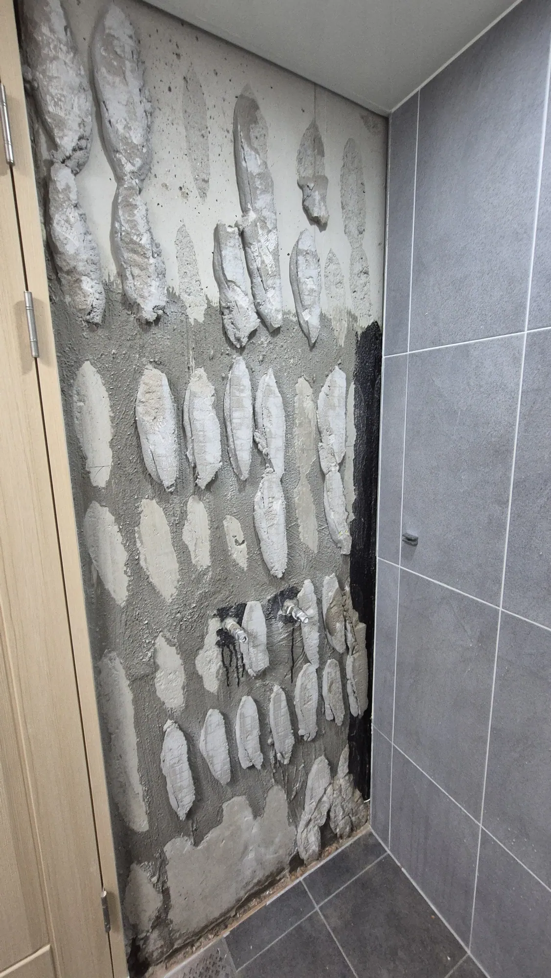 청주 샤워부스 벽타일 한 면 교체 철거 후